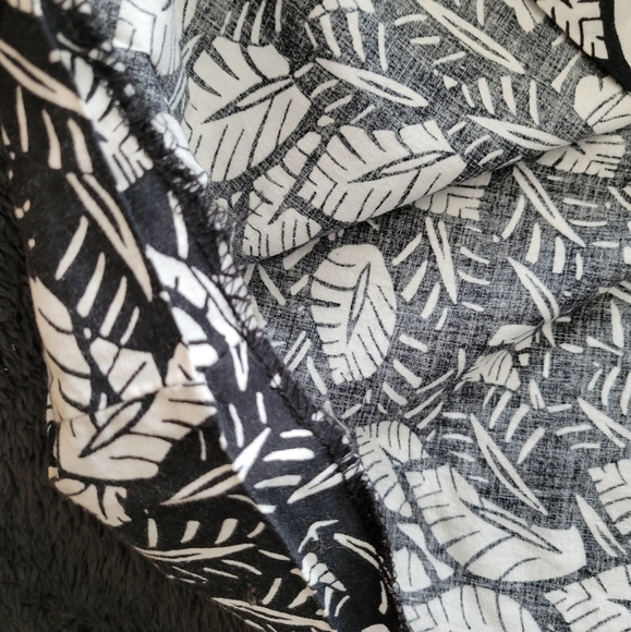 2/$10 lily print skirt. Size 11 - Picture 3 of 3